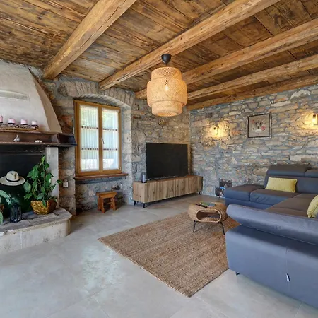 Casa Skitaconka فيلة Koromačno